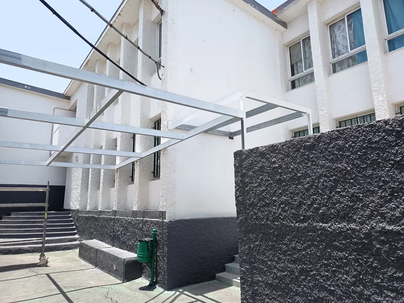 Perfiles de la estructura de cubierta junto a la fachada y al muro de un patio