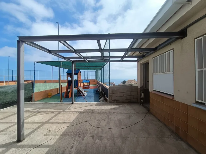 La misma estructura de pérgola vista hacia el patio y sus encuentros con la fachada