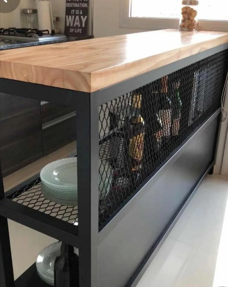 Mueble de cocina con bastidor negro, malla romboidal, estantes abiertos y encimera gruesa de madera
