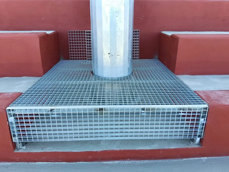 Rejilla metálica rectangular con frente de cuadrícula y abertura circular alrededor de un conducto